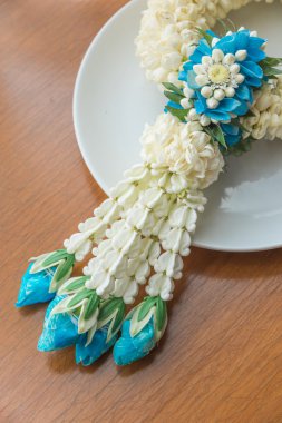 Yasemin garland mavi güller ile dekore edilmiştir.