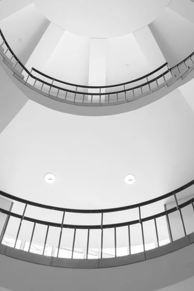 Спиральные лестницы для современного дизайна интерьера и архитектуры — стоковое фото
