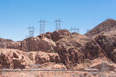 Mavi gökyüzünün altında elektrik direği