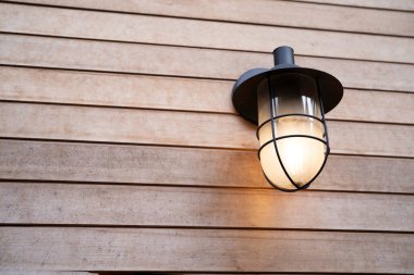 Lambanın doğal tonu, eski ve modern ışıklandırmayı, wodden duvarda fotokopi aletiyle karıştırıyor..