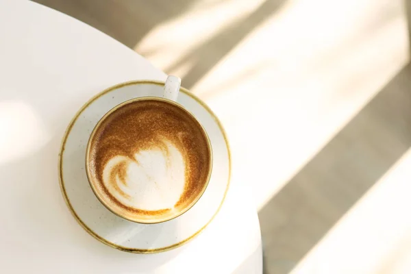 Boné Café Com Espuma Forma Coração Topo Colocar Canto Mesa — Fotografia de Stock