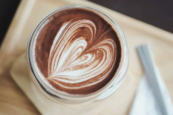 Top Kilátás Forró Csokoládé Szív Alakú Latte Művészet Tetején Elmosódott — Stock Fotó