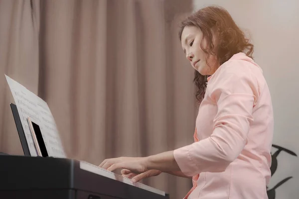 Asian Senior Woman Playing Paino Happiness Musician Professional Pink Shirt — Stock Photo, Image