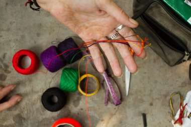 Renkli konu Bileklik dokuma teknolojisi. Master Çalıştayı