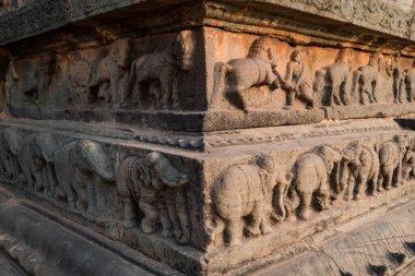 Hindistan, Karnataka, Hampi 'deki harabe kraliyet şatosunun duvarında fillerin ve insanların olduğu bir fresk. Antik bir medeniyetin kalıntıları. Antik heykeltıraşların gelenekleri