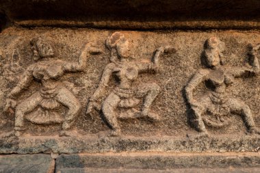 Hampi, Karnataka, Hindistan 'da harap olmuş bir kraliyet kalesinin duvarında dans eden insanların olduğu bir fresk. Antik bir medeniyetin kalıntıları. Antik heykeltıraşların gelenekleri