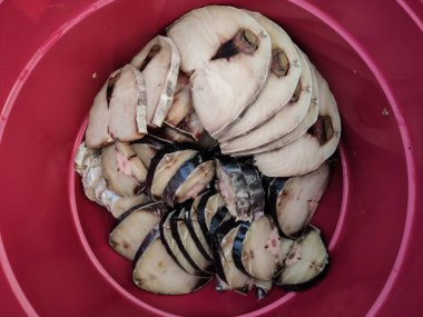 Plastik sepette taze balık filetosu. Yakın plan. Taze biftek.