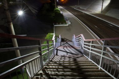 tren istasyonunda gece