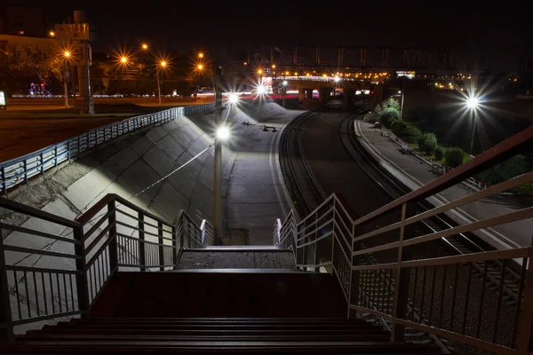 Železniční stanice v noci. Velké město světla — Stock fotografie