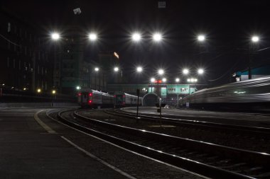 tren istasyonunda gece .