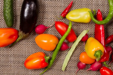 Kaba kumaş üzerine sebze