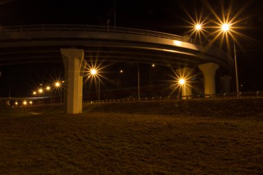 Geceleri alt otomobil Üstgeçit