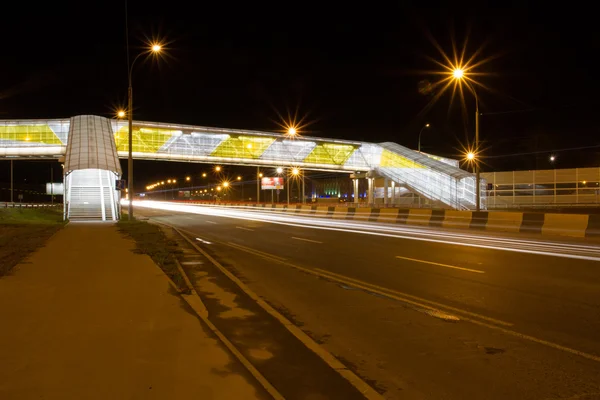 Overpass para pedestres na estrada à noite — Fotografia de Stock