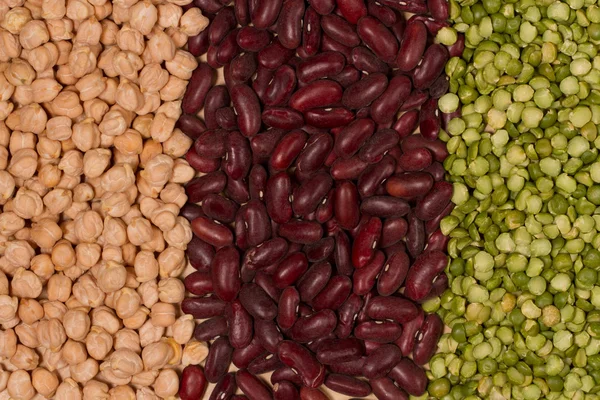 Guisantes verdes triturados en seco, garbanzos y judías rojas — Foto de Stock