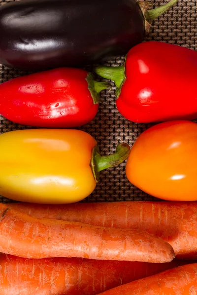 Melanzane, peperoni, carote e pomodori — Foto Stock