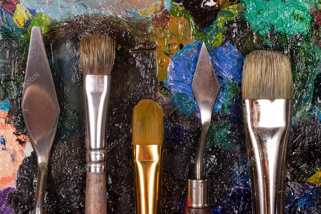 Palette with set of brushes and palette knife — Stock Photo © 70200