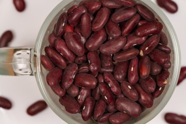 Kuru Barbunya bir cam kupa.