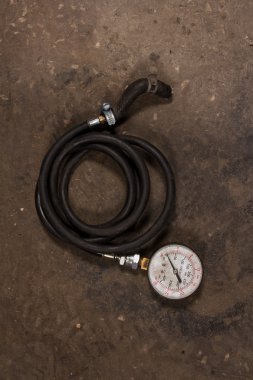 Hortumla petrol kaplı garajda yerde bir basınç sensörü