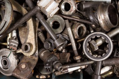 İronscrap-metal parçalar ile kutu