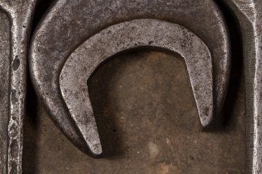 Yerdeki büyük anahtarı. Motor yağı ile kaplı. Garaj araçları.