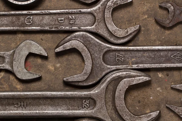 Serie di chiavi sul pavimento oliato del garage — Foto Stock