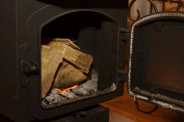 Legna da ardere in una stufa a legna — Foto Stock