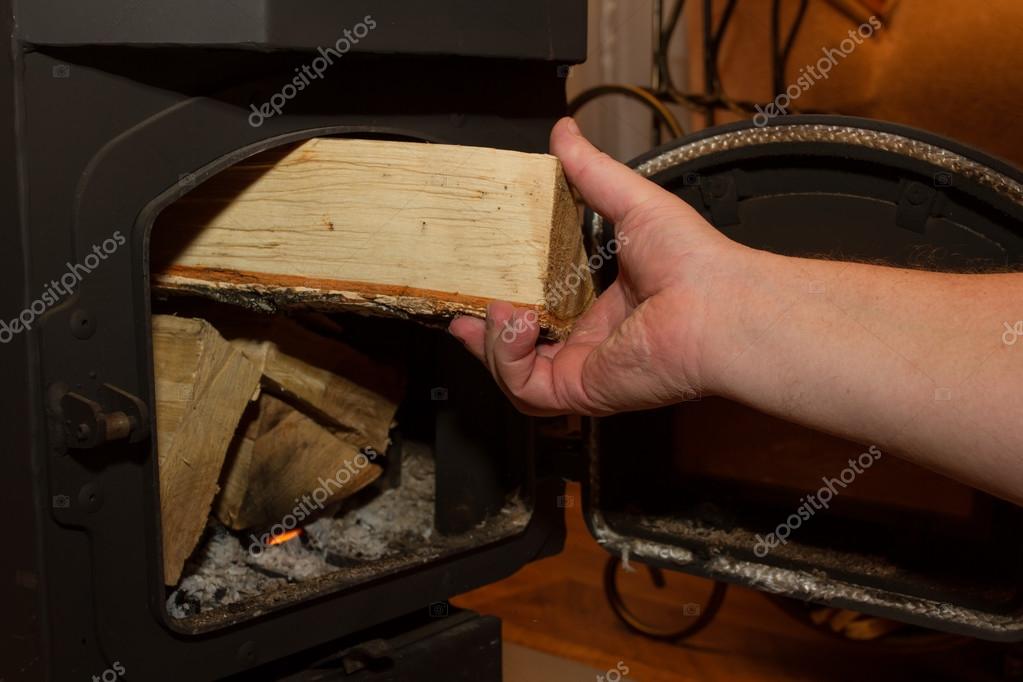 печь на дровах. огонь в камине. горение древесины в костре. огонь в печи. поленья в печи.