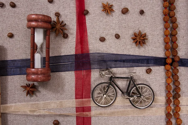 Modelo de un reloj de arena de bicicleta viejo y rudraksha . — Foto de Stock