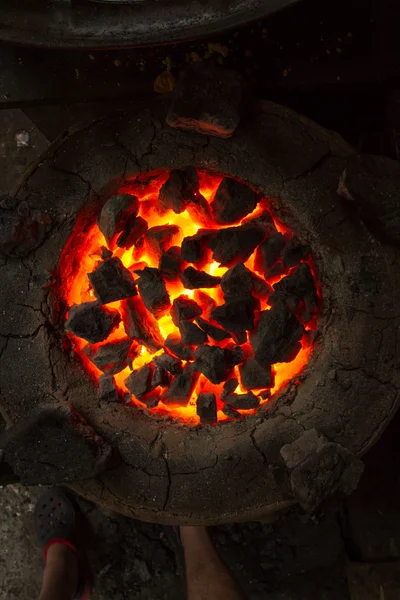 Ινδικό φούρνο. Γύρος φούρνο με κάρβουνα κόκκινο. — Φωτογραφία Αρχείου