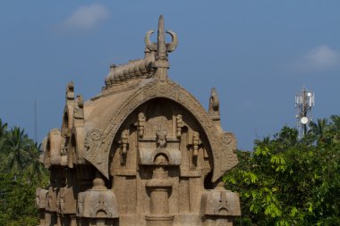 Tamil Tapınağı ve anten mobil Telesystems.