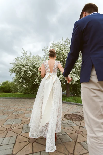 Le marié va pour une mariée — Photo