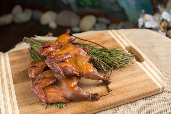 Codorniz ahumada, perdices, gallinas sobre una madera — Foto de Stock