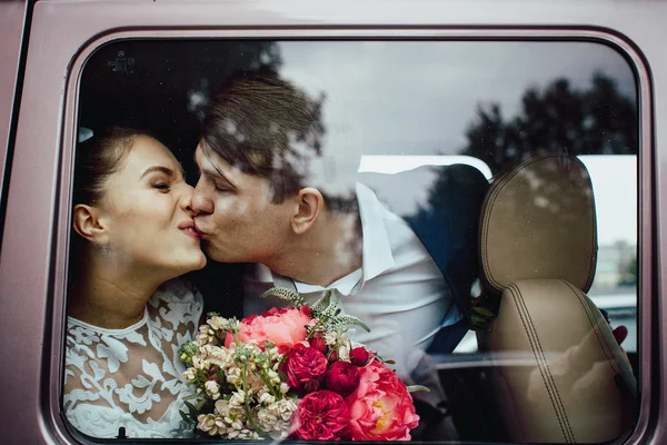 El novio besa a la novia —  Fotos de Stock