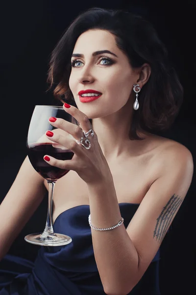 美丽的女人拿着一杯葡萄酒 — 图库照片
