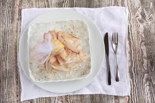 Pescado crudo congelado en rodajas con hielo — Foto de Stock