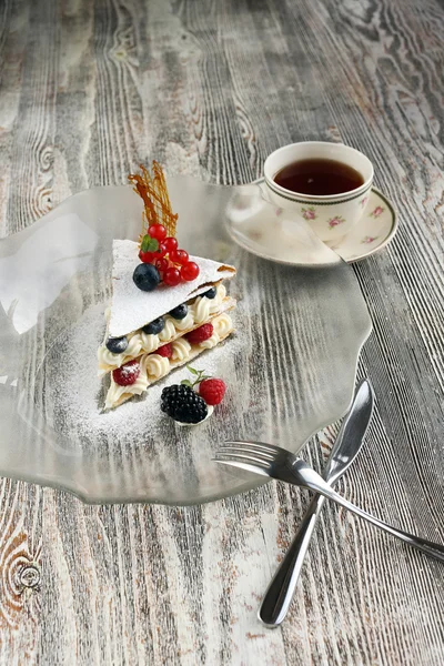 Cake millefeuille on a transparent plate — Stock fotografie
