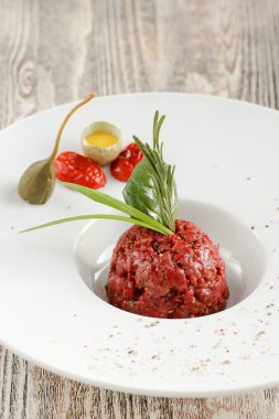 Biftek tartar ve çiğ yumurta