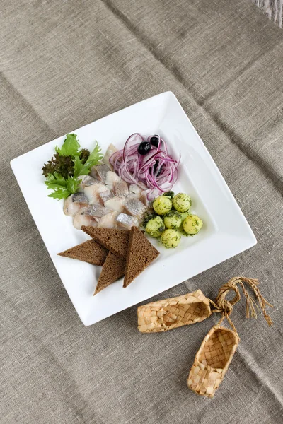 Herring with young potatoes, onions and toasts — Stock fotografie