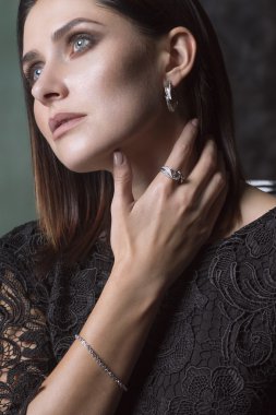 Kadın derin düşünce. Altın ve elmas takı