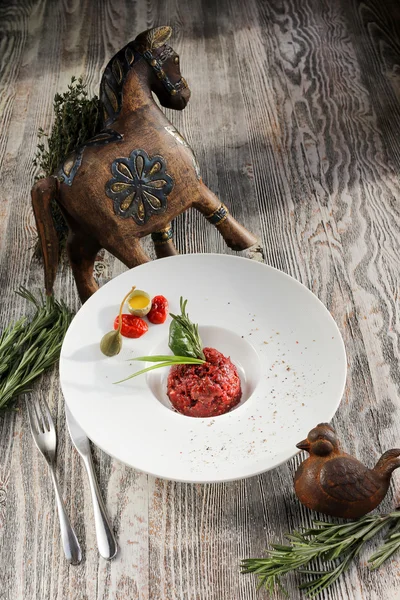 Tatarský biftek a syrové vejce — Stock fotografie