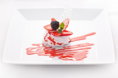 Mus, dondurma, meyve ve reçel ile dekore edilmiş