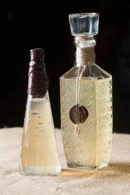 Işık sarı sıvı balmumu ile kapalı iki şişe