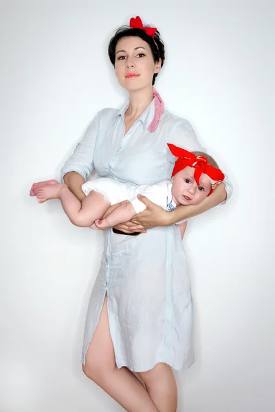 Mãe mantém a criança seriamente a mãos — Fotografia de Stock