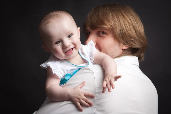 Pai e sua filha recém-nascida — Fotografia de Stock