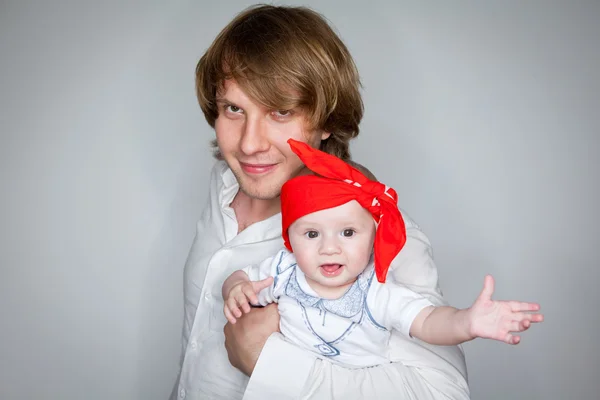 Padre con un hijo de siete meses —  Fotos de Stock