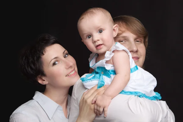 Les parents tiennent leur studio bébé — Photo