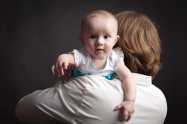 Bebê estende a mão para a câmera — Fotografia de Stock