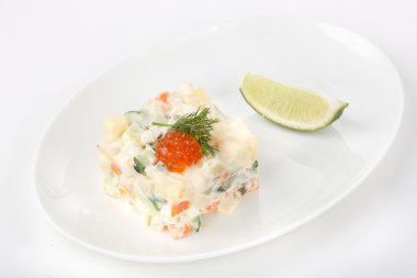 beyaz zemin üzerine Rus salatası