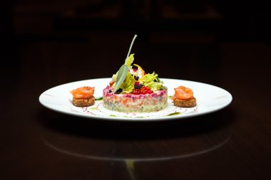 Kürk manto altında Rus salatası-ringa balığı