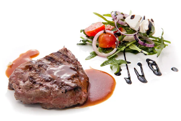 Steak grillé juteux servi avec une salade grecque . — Photo